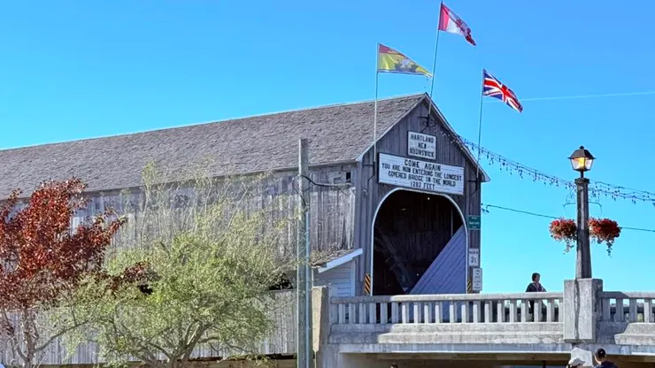 廊橋入口有標示