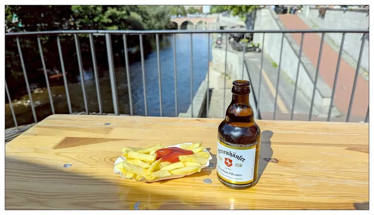 買了啤酒+薯條 就在河畔慢慢吃