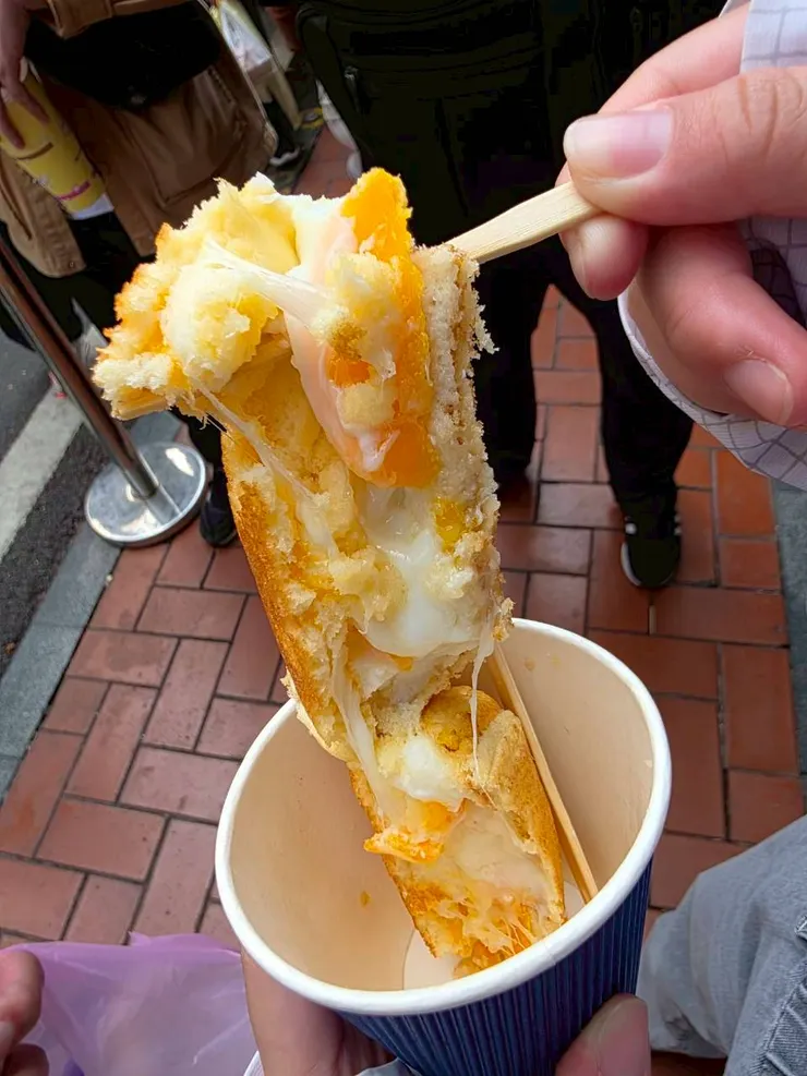 點了6分熟，外層鬆軟蛋糕體+濃郁牽絲起司+流心蛋黃，好吃到受不了，會想再買第二個，這家必推