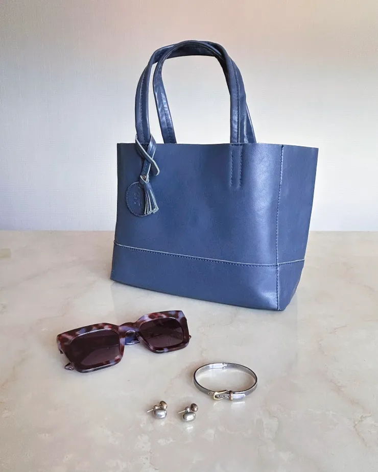 手鐲跟耳環都是以銀色為主，又帶點金色裝飾。