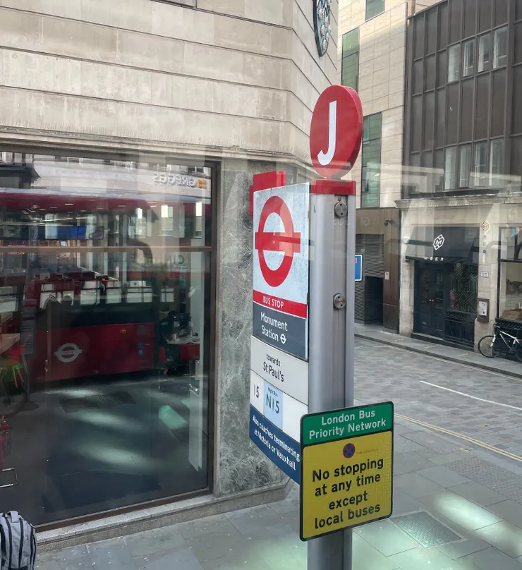 倫敦的巴士站