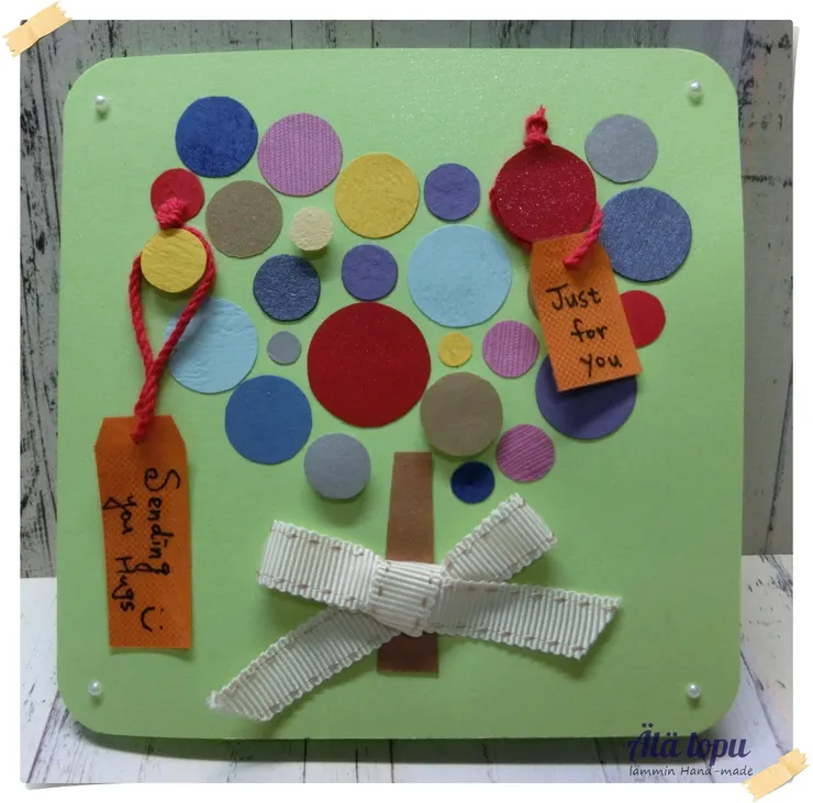 尺寸：對折：12cm*12cm；展開後：12cm*24cm；材質：美術紙、緞帶