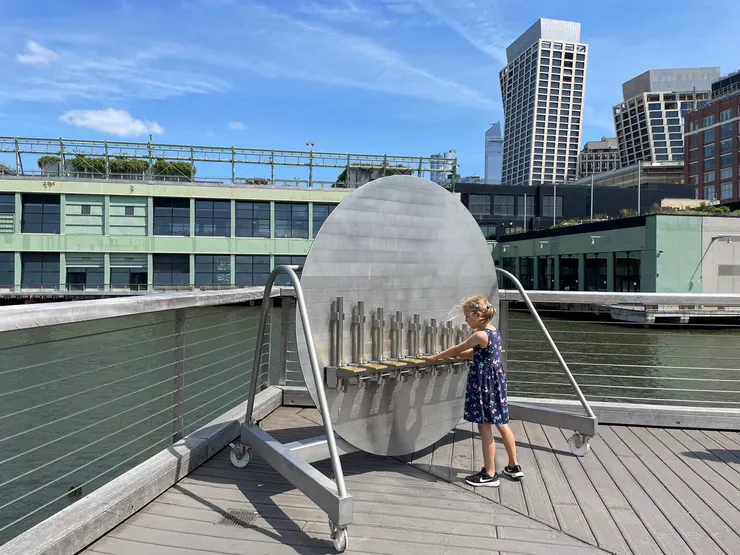 出口橋梁上的鐵琴