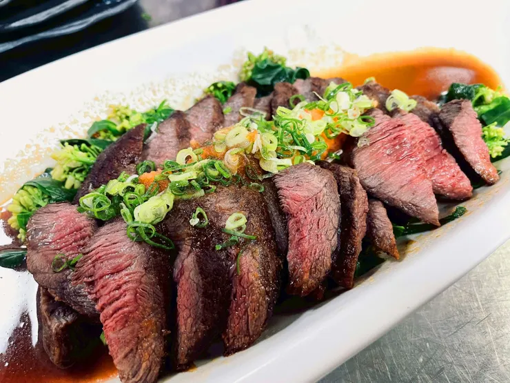 新竹老爺中山廳日式桌席_牛肉諸味燒佐以日式味噌醬汁提味，肉質鮮嫩風味濃郁