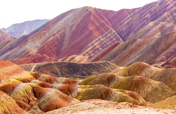 張掖丹霞地形地質公園 ©SIHASAKPRACHUM/Shutterstock.com