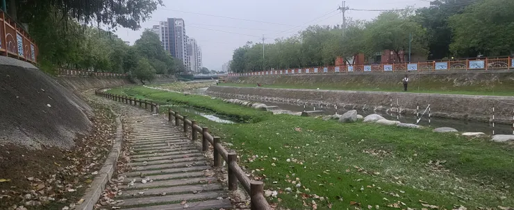 向晚的康河步道(李建崑攝影)