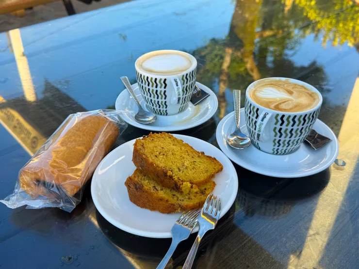 二杯咖啡加上甜滋滋的蛋糕和巧克力可頌