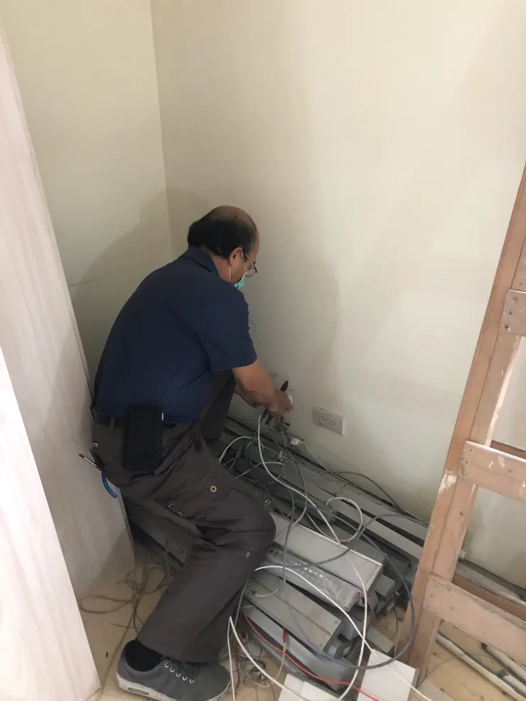 老師傅在努力穿線,我在後方幫忙理線跟放線。