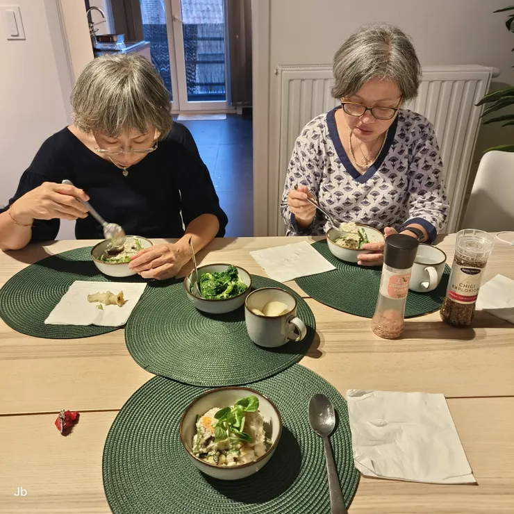 【神姊妹享用自做的Prasada晚餐】
