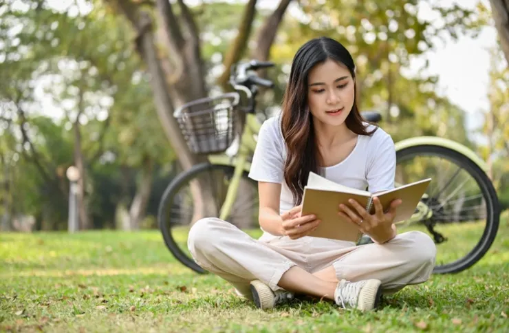 妳開始把生活安排得滴水不漏，閱讀、健身、聚會。妳變得難追，是因為妳發現廉價的噓寒問暖根本抵不過那段刻骨銘心的回憶。圖/123RF圖庫