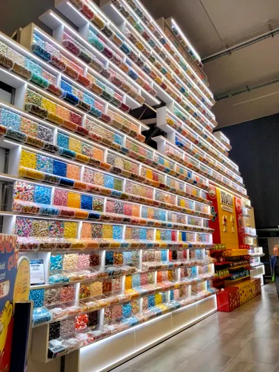 在義大利撞見糖果牆
