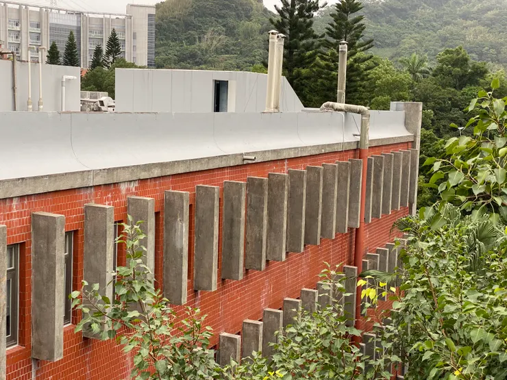 從屋頂看女兒牆的造型，出現與國父紀念館屋頂相仿的弧線。是王大閎的華人語彙