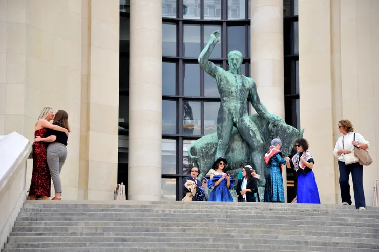 【夏樂宮前一景！雕像為希臘神話故事「海克力斯馴服公牛」(Hercule Domptant un Bison) 】