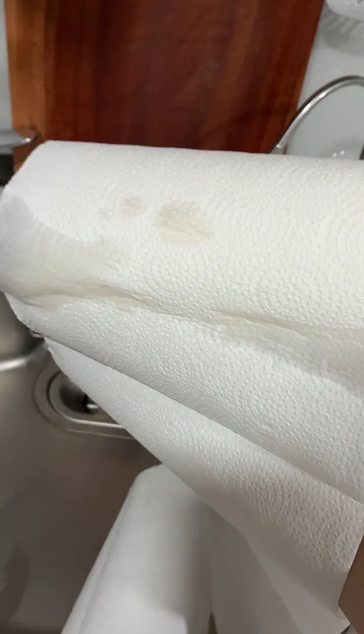 不止表面濕，一連濕了好多層，浪費起碼快一半的紙巾