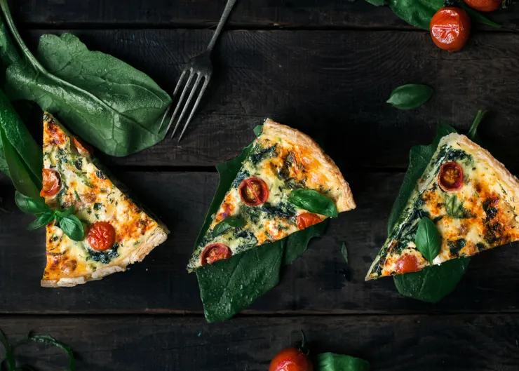 菠菜香腸小番茄費達起司鹹派（江敏慧提供）。