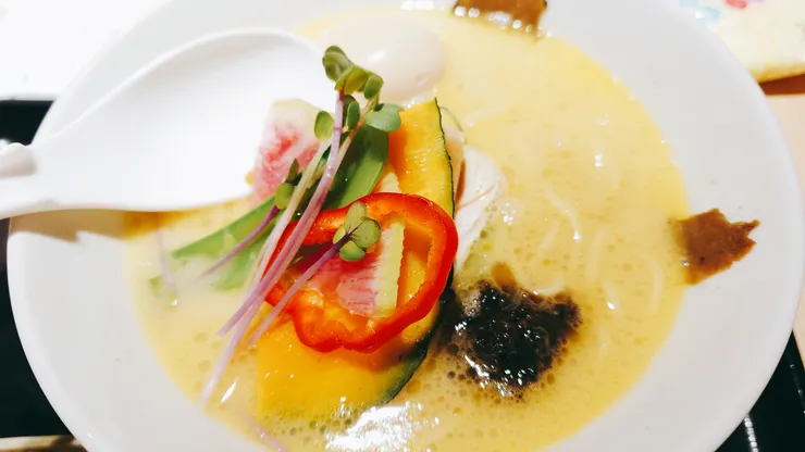 榮獲米其林指南推薦的拉麵名店「銀座 篝」松露雞白湯拉麵，令我念念不忘！