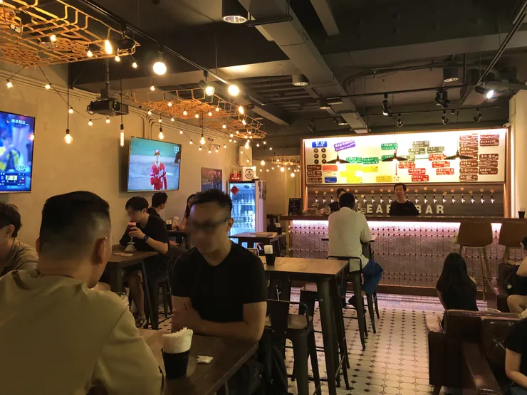 學吧精釀平日晚上的內用景象
