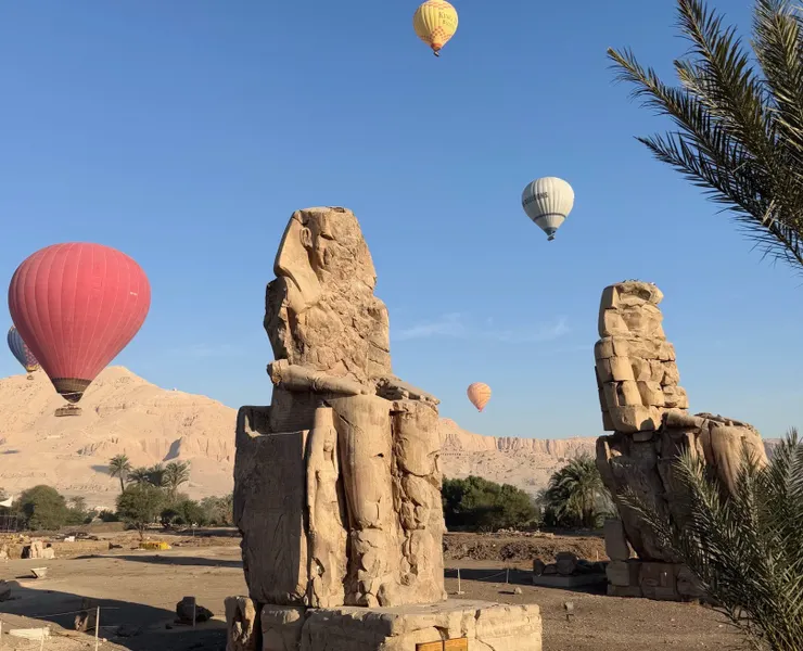 孟農石像與熱氣球們