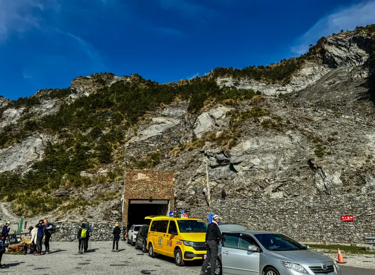 從梅山管制口到大關山隧道（關山嶺山登山口）停車，車程約1個半小時左右。且車位不多，需提早到梅山管制口排隊等7點放行。