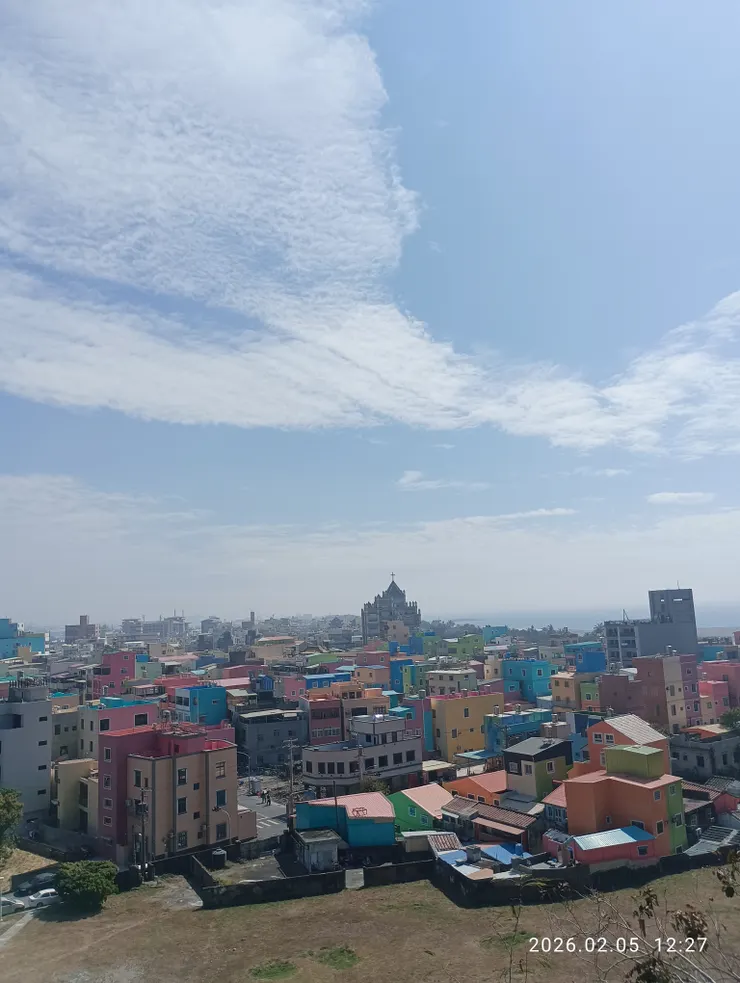 面臨燈塔處的房舍牆幾上彩粧