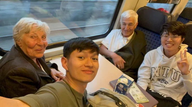 德鐵上的可愛爺爺奶奶❤️