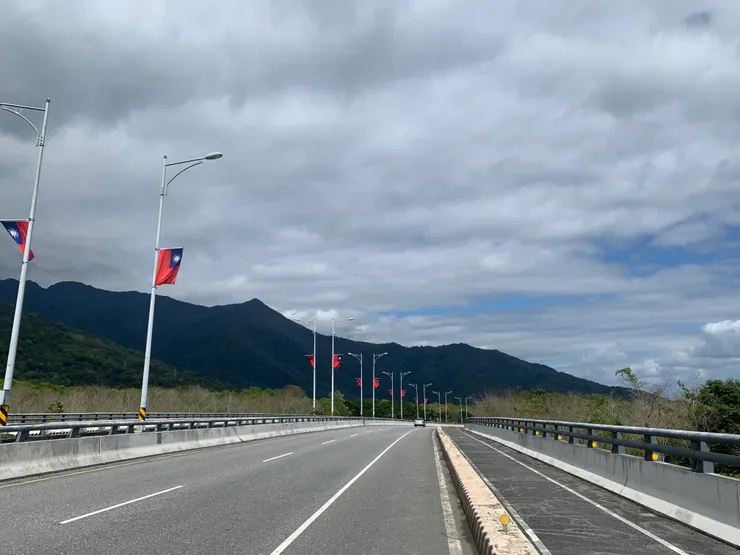 此時是2月1日，可能是因為剛過完元旦不久，台9線上掛著許多國旗。