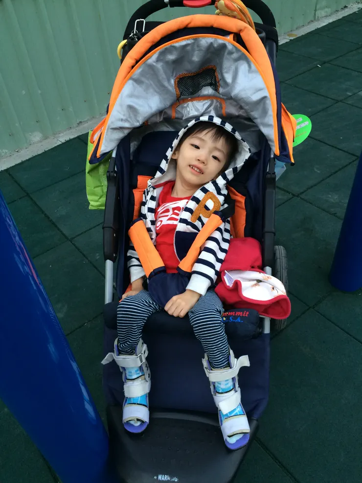 ♿️雙腳穿戴的矯正鞋也很不一樣。