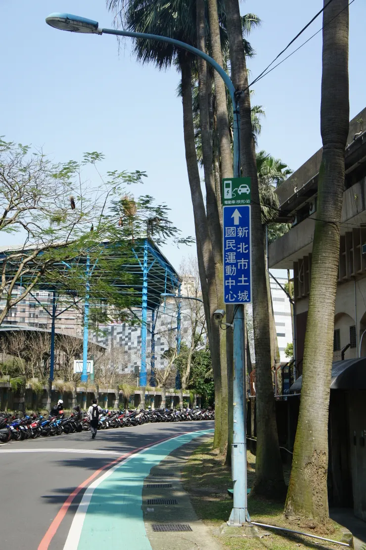 不只有運動中心，旁邊也有一個大操場。