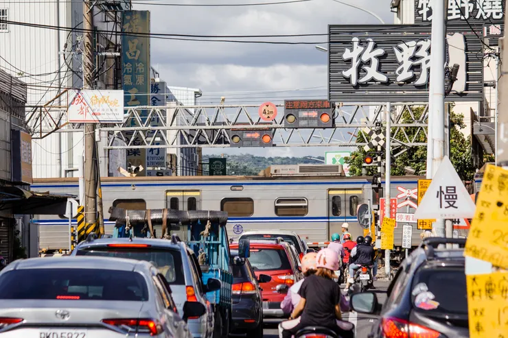 由於是在車站旁平交道柵欄會經常放下,這邊常有車輛回堵的情況