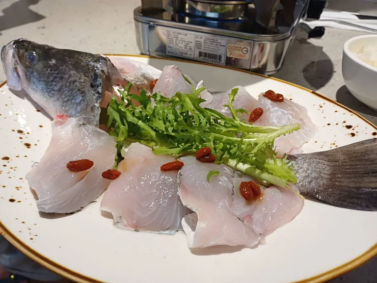 全魚切片，含魚頭及魚尾。