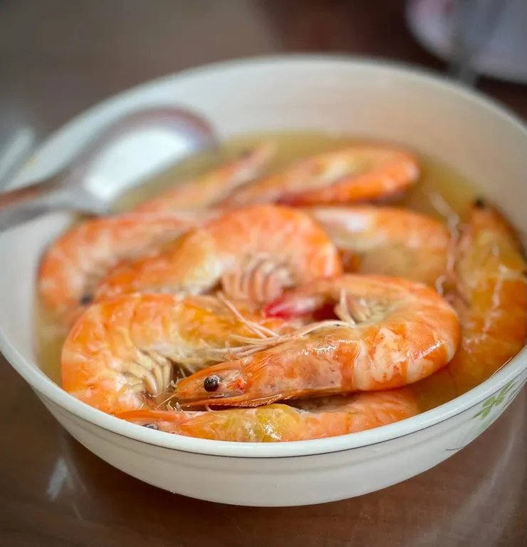 超大隻飽滿的白灼蝦佐藥膳湯
