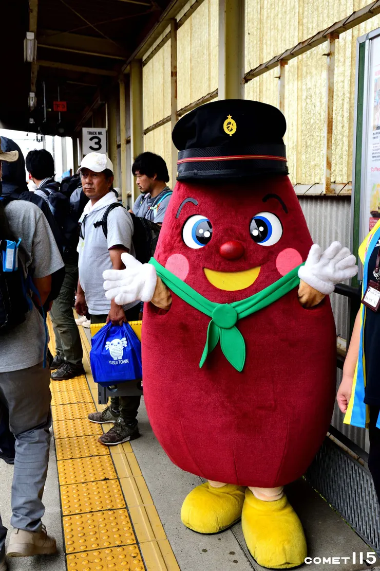 大津町的からいもくん戴上鐵道員的帽子來和遊客打招呼