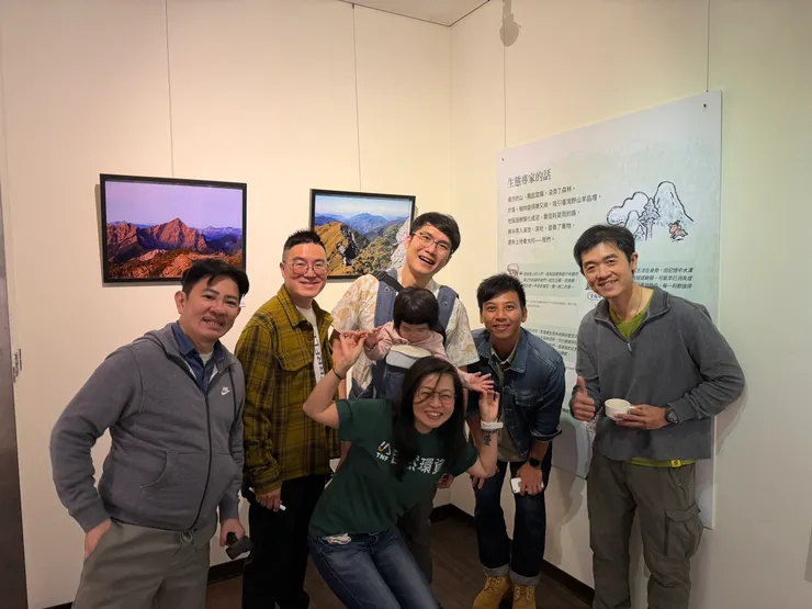 五位攝影師與策展人合照,結果大咩在玩頭髮