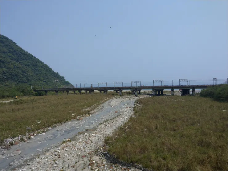 步行通過卡南橋，過卡納剛溪，遠處即為台鐵的軌道橋。