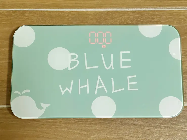 體重顯示平常是隱藏的，使用時才會亮出淡紅色數字，質感滿分~唯一缺點就是整個機身寬度不足一個腳掌長，踩上秤前請務必站穩、小心跌倒XD