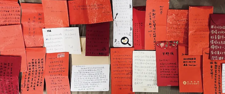 這些寫滿字的尾款紅包袋及卡片,就像我的獎狀!