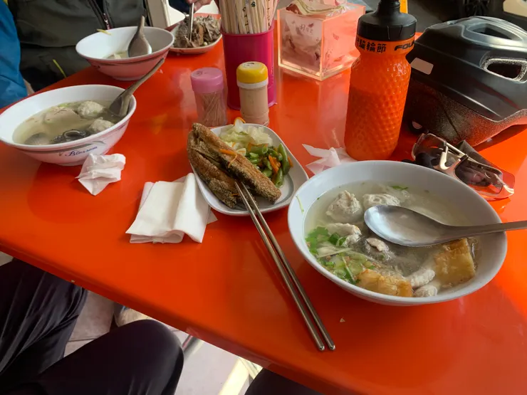 學甲虱目魚粥老店的綜合湯加魚丸（附油條），以及一些小菜。