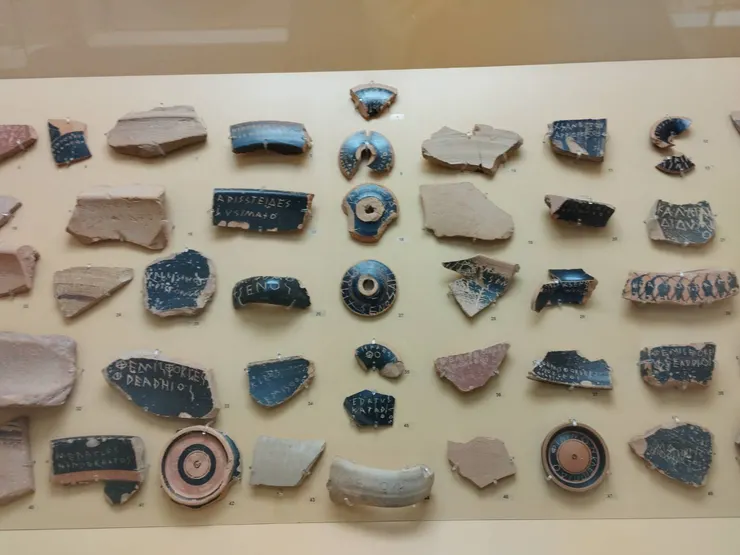 阿哥拉博物館內的陶片流放制度遺物