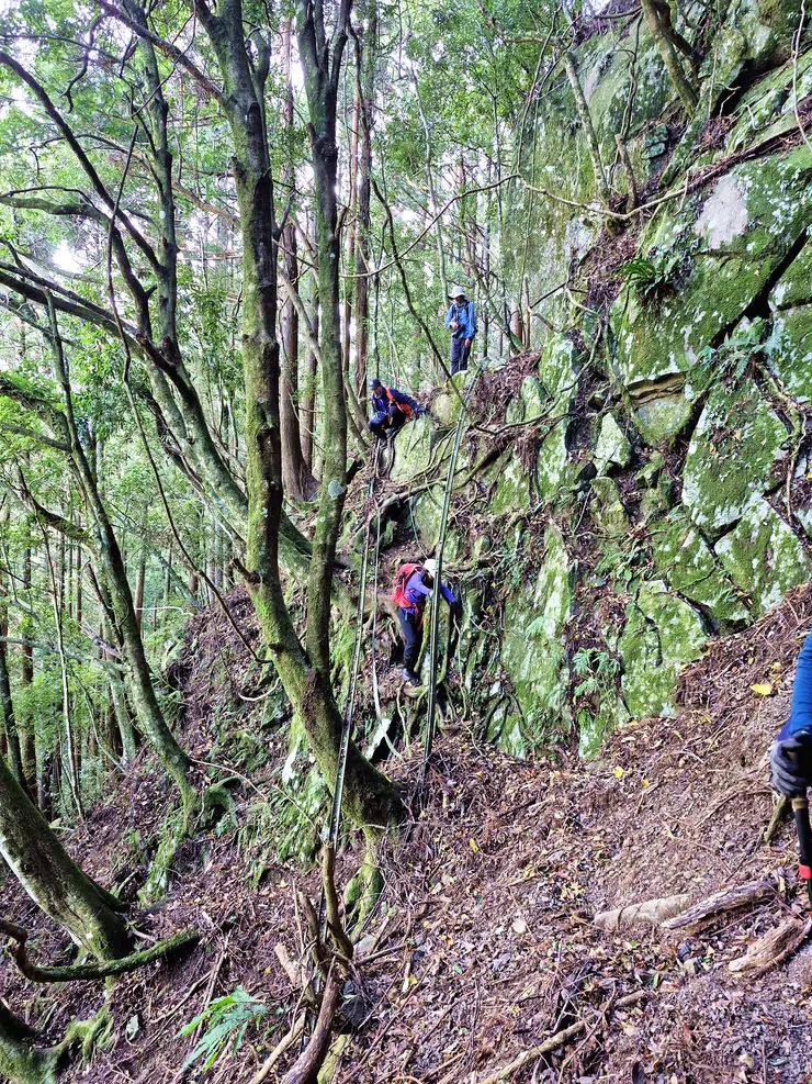 多處塌方，要垂直下切至谷底