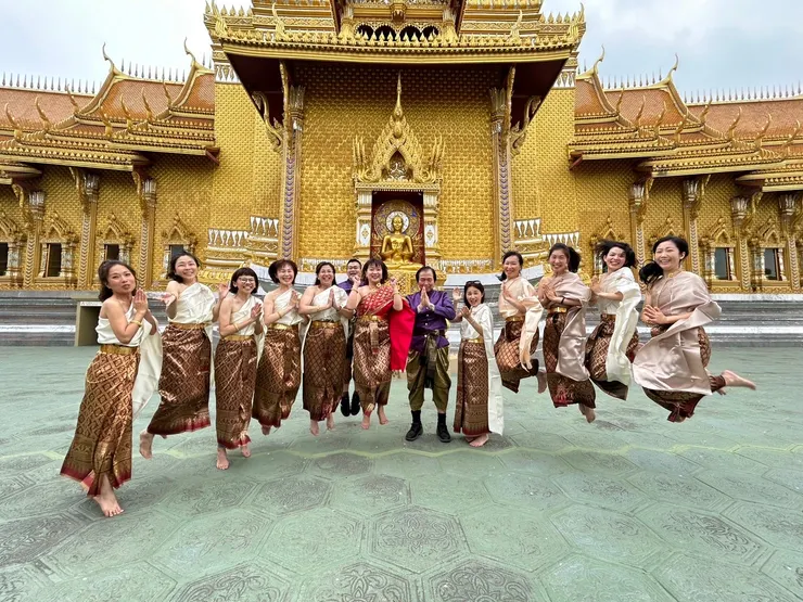 一群人在佛前玩飛高高😂