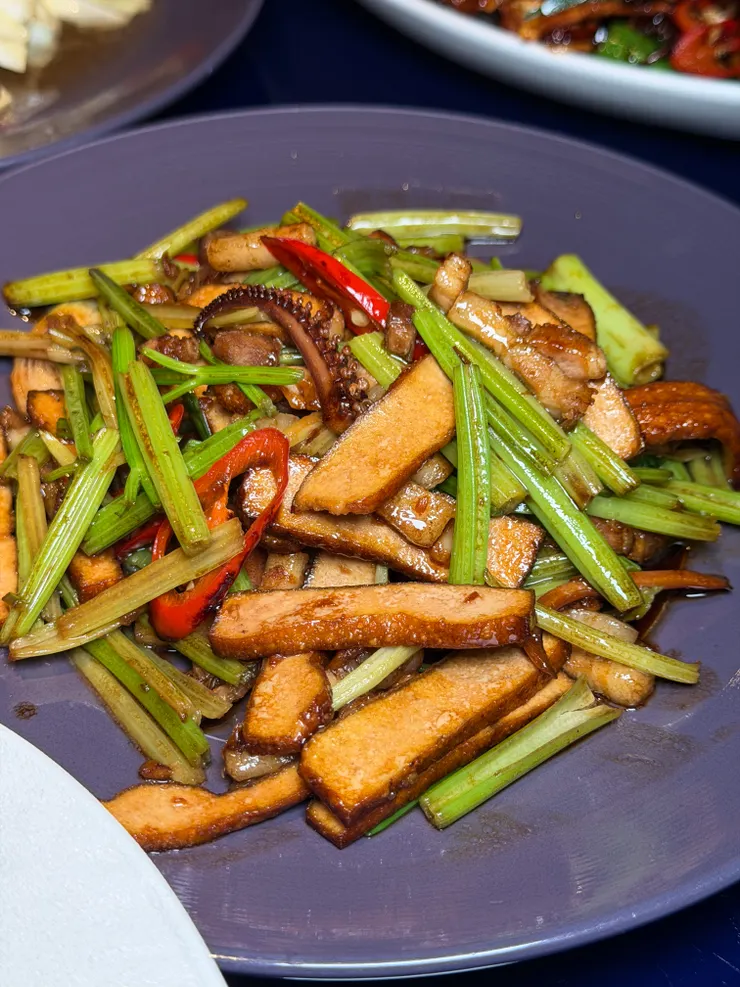 客家小炒的香氣十足😍真的很涮嘴！