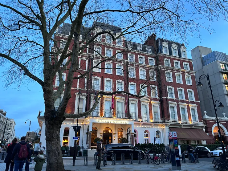 出了地鐵站,天還沒黑