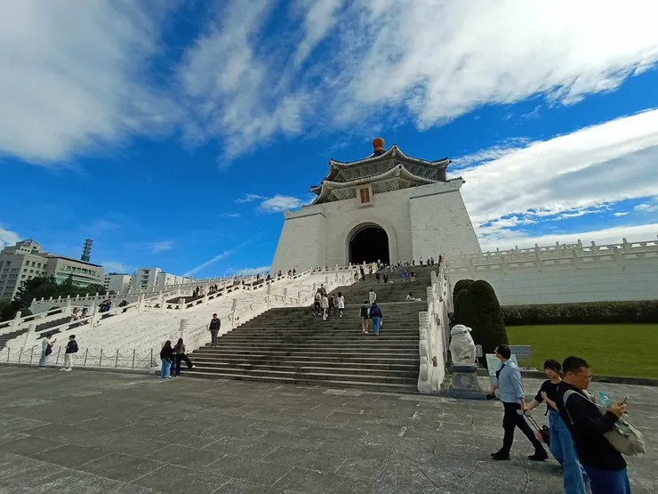 身邊有許多韓語 菲律賓語  外國語言等等