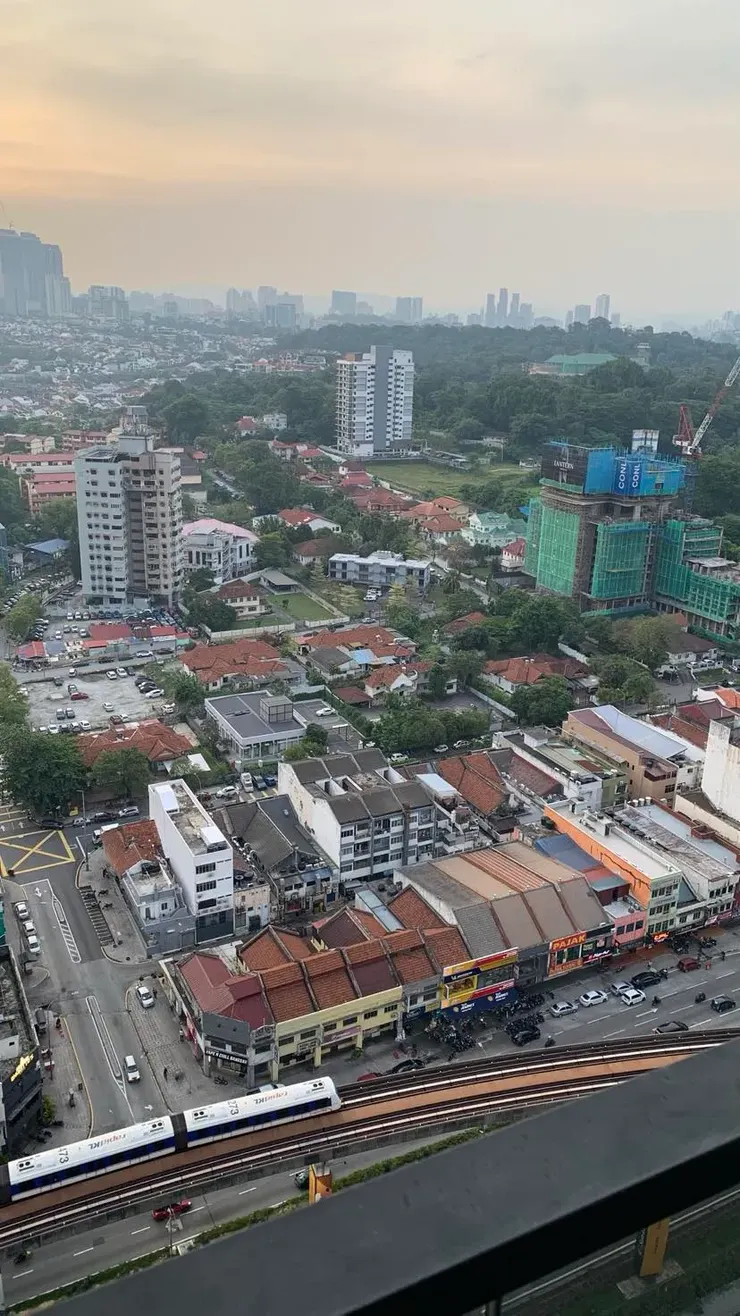 我入住的離吉隆坡市中心不遠，往下望便能看到捷運列車的往來。一旁大樓林立，各個至少 20 層起跳樓，不過，轉個頭便能看到低矮的民宅比鄰而居。