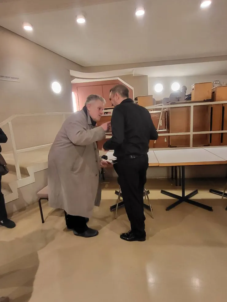 卡拉揚時代的單簧管首席卡爾·萊斯特（Karl Leister），到後台和魏德曼致意。