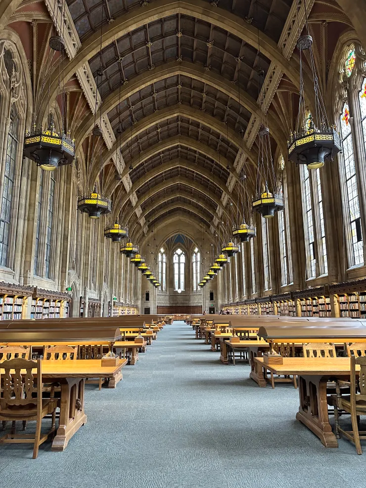 進入閱覽室就像是走在哈利波特電影裡的場景 ,兩旁橡木櫃裡百放著豐富的藏書。(圖 by Vina)