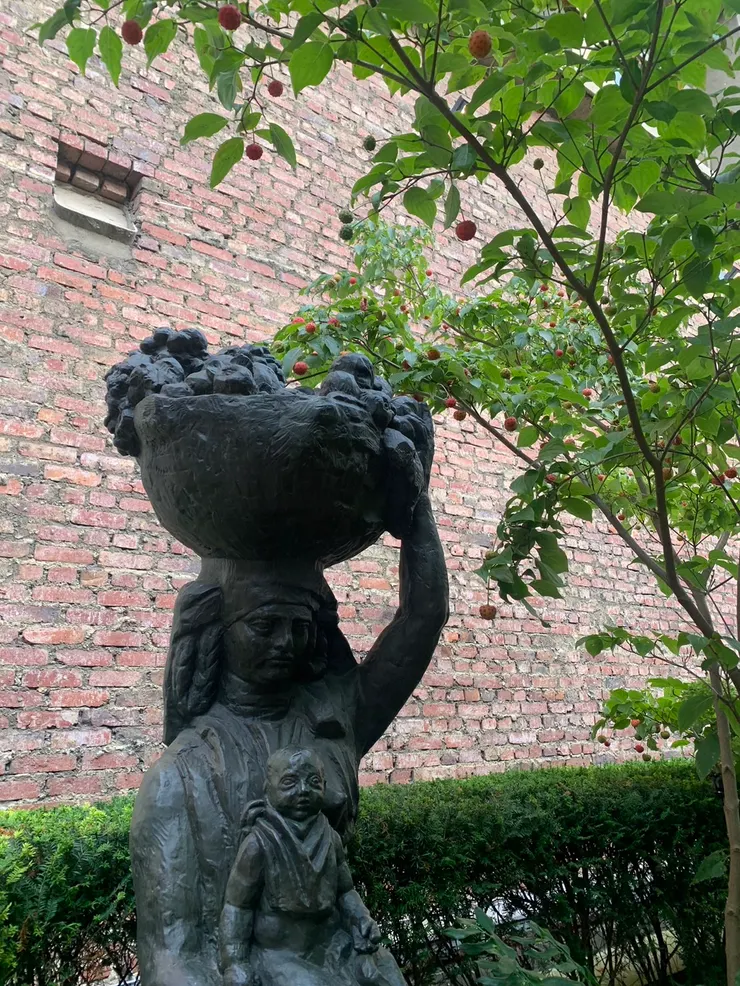 作品頂著果籃,剛好接著果樹