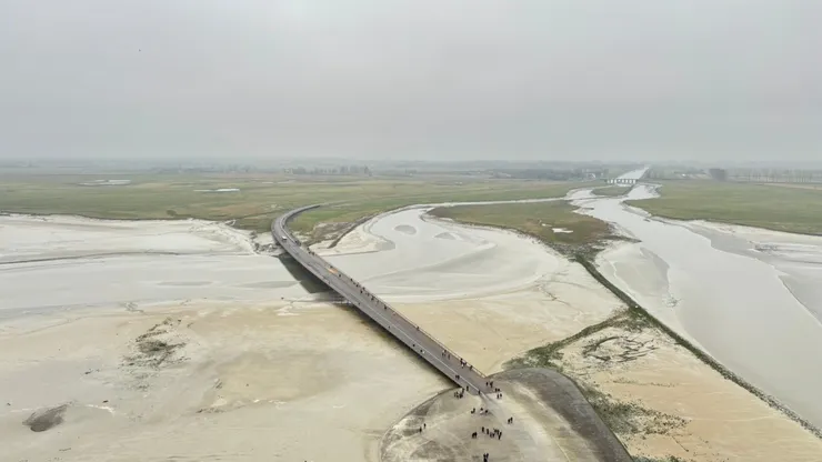 沙岸，圖片中的橋是前往聖米歇爾山的通道