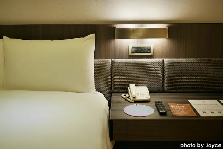 兩張床左右都有床頭櫃，有個桌面可以放手機、眼鏡，比較方便阿~~