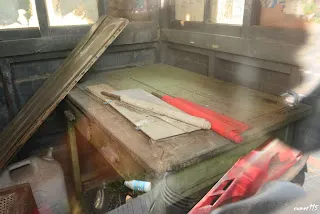 桌上還擺有旗子,只是不會再有用到的一天了